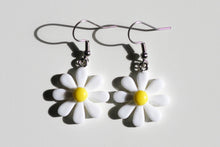 Load image into Gallery viewer, white daisy flower earrings

