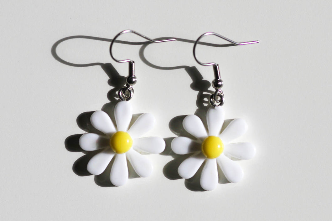 white daisy flower earrings
