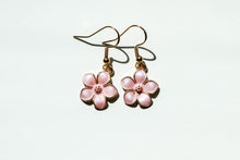 Load image into Gallery viewer, Hawaiian Flower Earrings
